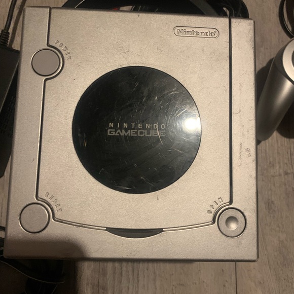 Nintendo GameCube Silver Console DOL-101 w/ Controller & Cables - Picture 3 of 10